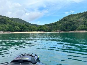 a view from the back of a boat on a body of water at Casas do Luiz Miguel in Caraguatatuba