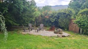 a garden with two chairs and a fire pit at Casita Sarabia in Ponteareas