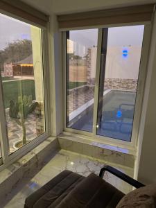 Foto sihtkohas Al Rahba asuva majutusasutuse Luxury Farmhouse Near Yas Island With Swimming Pool, BBQ Area & Majlis galeriist