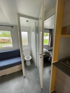 米尼赞海滩KOKUA VACANCES Mobil Homes Résidentiels camping 4 étoiles MIMIZAN PLAGE的带马桶和窗户的小浴室