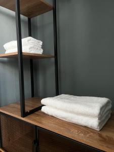 ヴィシーにあるMaison de villeの白いタオルが置かれた棚