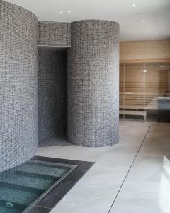 ein Raum mit Ziegelwänden und einem Swimmingpool in der Unterkunft Agriturismo Prà dell'Ort - Wishing Wellness in Valdobbiadene