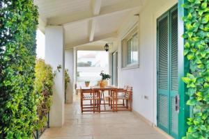 un patio esterno con tavolo e sedie di Mbird Estoril Riviera Flat 3 a Estoril