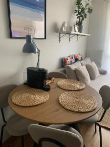 stół w salonie z kanapą w obiekcie Apartament NANO z klimatyzacją w mieście Giżycko