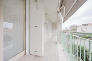 a corridor of a building with a balcony at Davide Flat - 15 min from Venice & Free Parking in Mira
