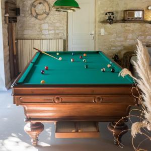 Biliár nebo kulečník v ubytování La Cour Souveraine -Chambre d'hôtes, La Sablonneuse