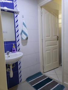 Ένα μπάνιο στο CJ Suites - Executive 2Br Near JKIA and SGR +12 φωτογραφίες