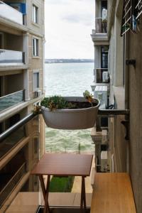 Výhled na řeku, která protéká v blízkosti apartmánu