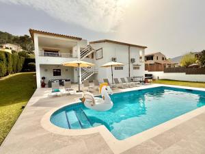 Der Swimmingpool an oder in der Nähe von Villa Gotmar