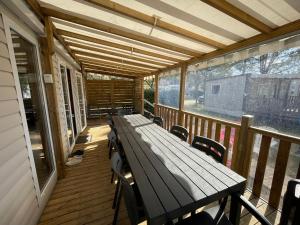 KOKUA VACANCES Mobil Homes Résidentiels camping 4 étoiles MIMIZAN PLAGE的阳台或露台