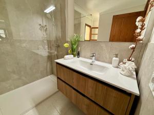 ein Badezimmer mit Waschbecken, Dusche und Badewanne in der Unterkunft Villa Gotmar in Port de Pollença + 37 Fotos