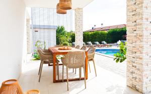 Villa David - NEW - first renting - for 9 person内部或周边的泳池
