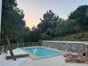 einen Pool mit zwei Liegestühlen neben in der Unterkunft Lory's Home in Caiazzo