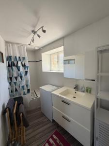 Photo de la galerie de l'établissement Duplex centre bourg à 5min des plages, à Plouguerneau