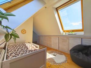 a attic room with a bed and a window at Gold Fehmarn in Fehmarn