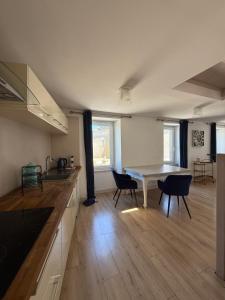 Kuchyň nebo kuchyňský kout v ubytování Duplex centre bourg à 5min des plages
