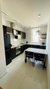 eine Küche mit einem Tisch und einigen Stühlen in der Unterkunft Apartament w Centrum in Przemyśl