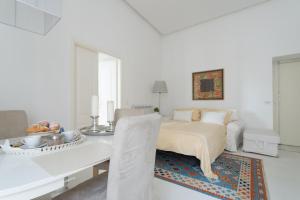 Gallery image of Relais Piazza dei Martiri in Naples