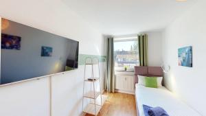 a small bedroom with a bed and a window at Berner Bude 5, 3SZ, 6P, TV, Wlan in Hamburg