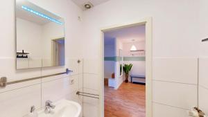 a bathroom with a sink and a mirror at Berner Bude 5, 3SZ, 6P, TV, Wlan in Hamburg +19 photos