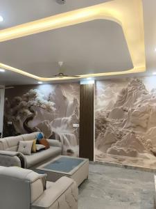 O zonă de relaxare la 2 BHK Dreamy Nest With Private Pool