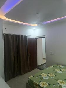 Un pat sau paturi într-o cameră la 2 BHK Dreamy Nest With Private Pool