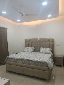 Un pat sau paturi într-o cameră la 2 BHK Dreamy Nest With Private Pool