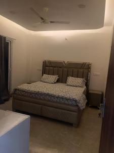 Un pat sau paturi într-o cameră la 2 BHK Dreamy Nest With Private Pool
