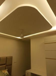 O zonă de relaxare la 2 BHK Dreamy Nest With Private Pool