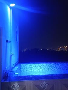Un balcon sau o terasă la 2 BHK Dreamy Nest With Private Pool