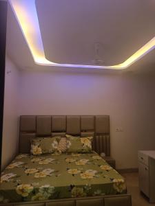 Un pat sau paturi într-o cameră la 2 BHK Dreamy Nest With Private Pool