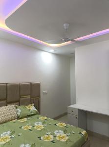 Un pat sau paturi într-o cameră la 2 BHK Dreamy Nest With Private Pool