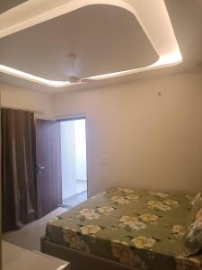 Un pat sau paturi într-o cameră la 2 BHK Dreamy Nest With Private Pool