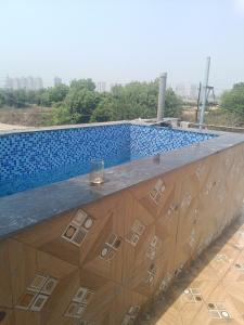 Piscina de la sau aproape de 2 BHK Dreamy Nest With Private Pool