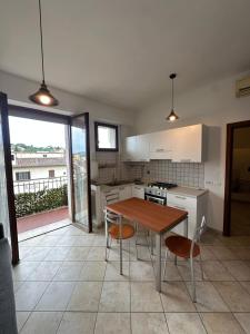 cocina con mesa y sillas y cocina con vistas en Golden Lungarno River, en Florencia 9 fotos más