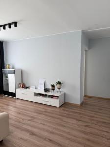 a living room with white walls and wooden floors at Mooste külaliskorter in Mooste