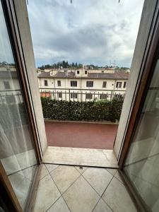 Una ventana abierta con vista a un edificio en Golden Lungarno River, en Florencia