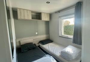 Ένα ή περισσότερα κρεβάτια σε δωμάτιο στο Mobilhome Amira 40m2 - Cc781 Les Charmettes 4 stars +21 φωτογραφίες