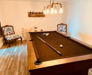 Biliár nebo kulečník v ubytování Peaceful home right on the lake!