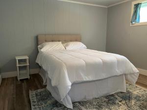 Postel nebo postele na pokoji v ubytování Peaceful home right on the lake!