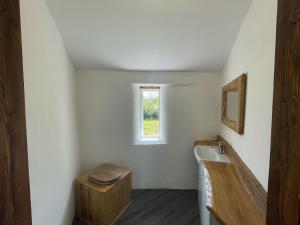 Ένα ή περισσότερα κρεβάτια σε δωμάτιο στο Buzzard's Nest Glamping Oak +7 φωτογραφίες