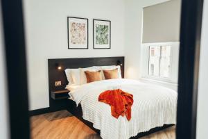 En eller flere senge i et værelse på No46 Stylish City Studio Apartment, By DerBnB