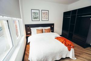 En eller flere senge i et værelse på No46 Stylish City Studio Apartment, By DerBnB