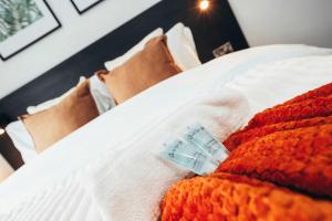 En eller flere senge i et værelse på No46 Stylish City Studio Apartment, By DerBnB + 10 billeder