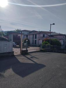 una valla frente a un edificio con una puerta en A casa di Carolina, en Monti di Licciana Nardi