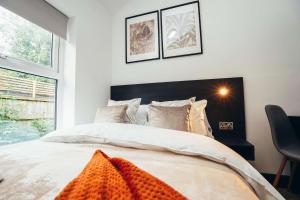 Ένα ή περισσότερα κρεβάτια σε δωμάτιο στο No46 Stylish City Studio Apartment, By DerBnB