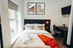 Ένα ή περισσότερα κρεβάτια σε δωμάτιο στο No46 Stylish City Studio Apartment, By DerBnB