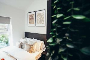 Ένα ή περισσότερα κρεβάτια σε δωμάτιο στο No46 Stylish City Studio Apartment, By DerBnB +10 φωτογραφίες