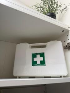 a laptop sitting on top of a shelf at Minià in Pescara