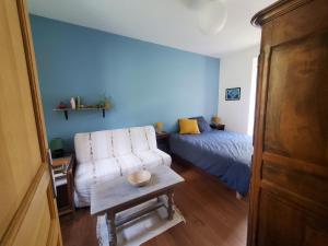 Postel nebo postele na pokoji v ubytování Chambre Les Micocouliers